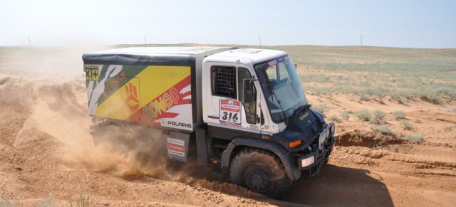 Zwischenstand: Mercedes Unimog schlägt sich bei Silkway Rallye 2013 wacker: Unimog U 400 liegt in der Wertung der LKW bis 10 L-Hubraum auf Rang 3