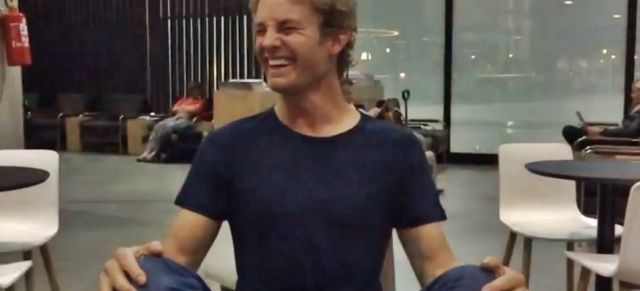 Ohne Worte: Nico Rosberg Interview nach Brasilien-GP-Sieg: Der Mercedes-Benz Silberpfeil-Pilot drückt seine Freude sprachlos aus
