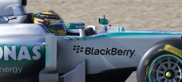 F1-Testfahrt Jerez - 2 Tag: Auch Hamilton im Pech: Nach gutem Start landete Lewis Hamilton mit dem F1 W04 wegen Bremsendefekt in einem Reifenstapel