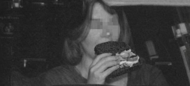 "Schwarzbrot am Steuer - das wird teuer!": Ins Pumpernickel-Frühstücksbrot gebissen - da schlägt die Bußgeldstelle zu!