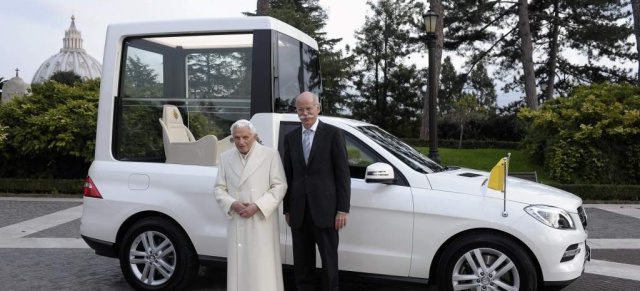 Papst Benedikt XVI geht - bleibt das neue Papamobil?: Erst kürzlich hatte Papst Benedikt XVI zwei neue Papamobile aud Basis der Mercedes M-Klasse in Empfang genommen